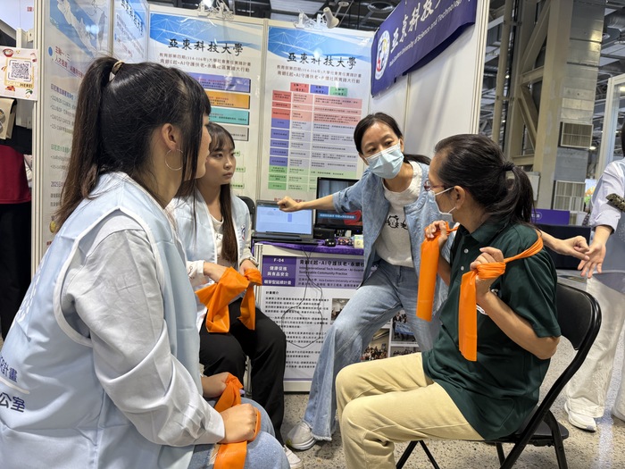 1140913USR EXPO_護理系師生現場指導民眾如何運用彈力帶圖片