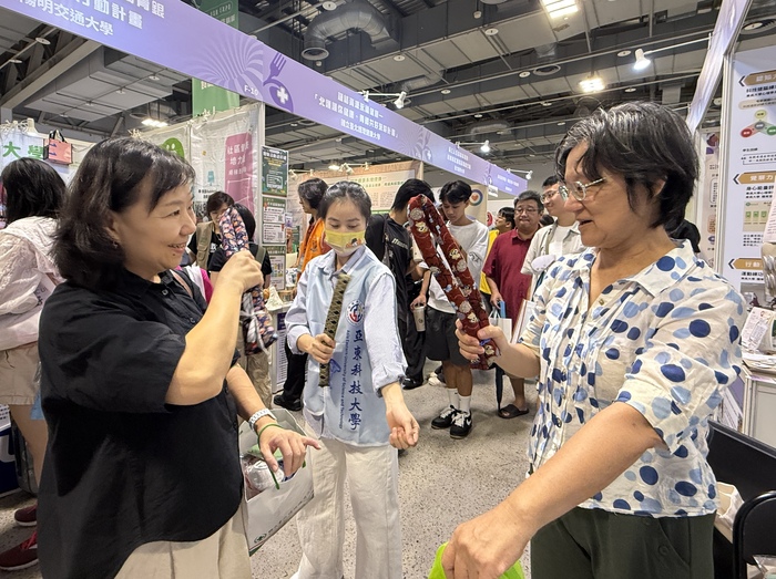 1140913USR EXPO_行銷系同學自製紅豆棒 向民眾介紹拍打方式圖片