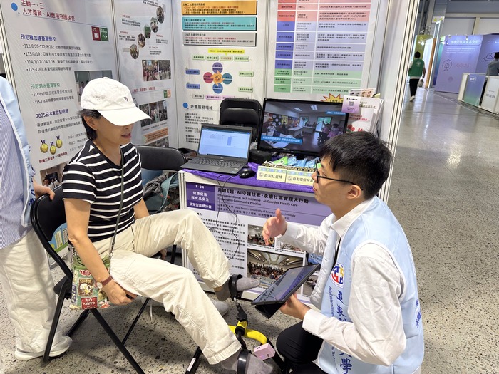 1140913USR EXPO_民眾體驗復健腳踏車結合AI遊戲 電子系同學講解示範圖片