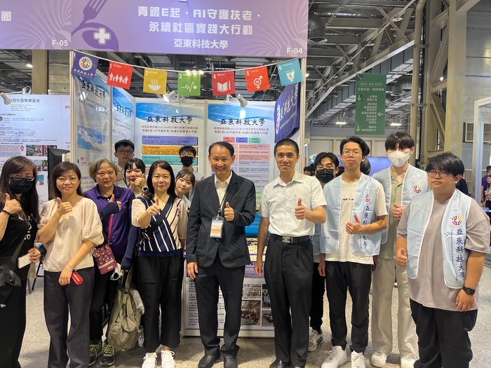 1140912USR EXPO_校長親臨現場攤位 特地為學生加油打氣!圖片
