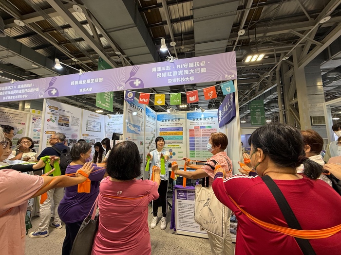 1140912USR EXPO_護理系學生帶領長者體驗彈力帶運動圖片