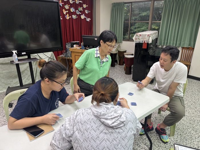 1141104「亞東creativity~形塑長福未來家園新意象」-計畫團隊與教導主任道具討論圖片