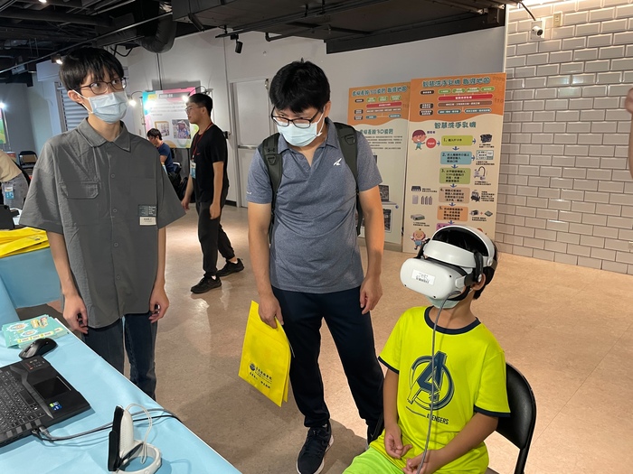 圖四、智慧夢工廠吸引親子體驗亞東科大技職教育的魅力