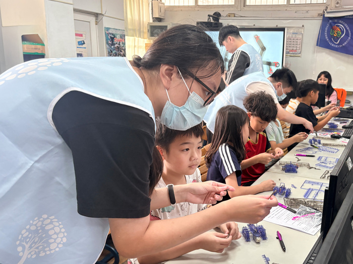 1151021安和國小翻轉學習-8.專注投入的神情印象深刻.JPG