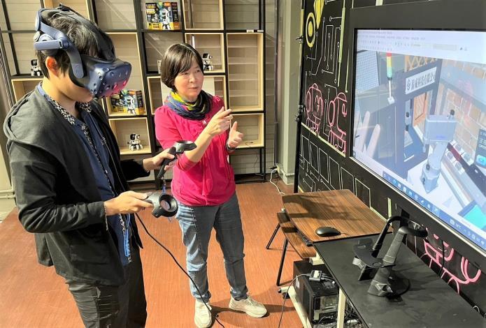 亞東科大黃秀鳳系主任指導學生使用VR學習智慧生產應用課程