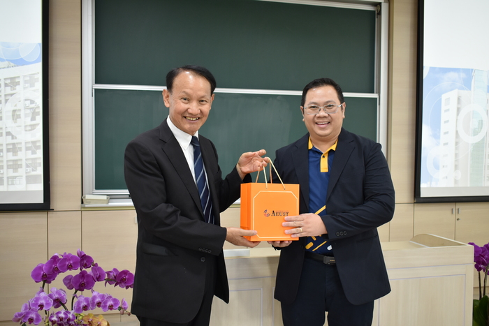1151020亞東大與越南Tay Đo college簽訂mou-本校致䁬紀念品給貴賓