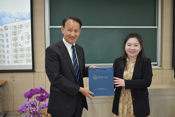 1151020亞東大與越南Tay Đo college簽訂mou-貴賓致贈紀念品給本校