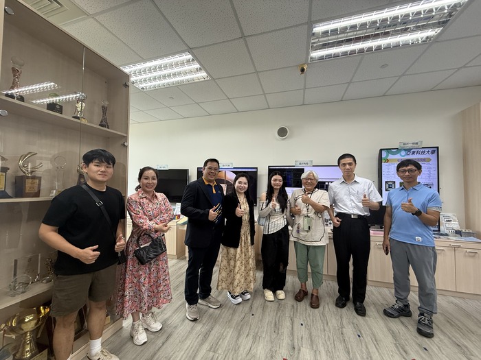 1151020亞東大與越南Tay Đo college簽訂mou-貴賓參觀電子系IC設計與長照物聯網實驗室