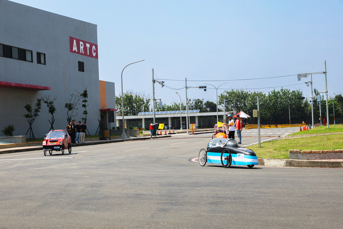 學生們親手打造的專屬車輛挑戰ARTC廠區賽道全力奔馳