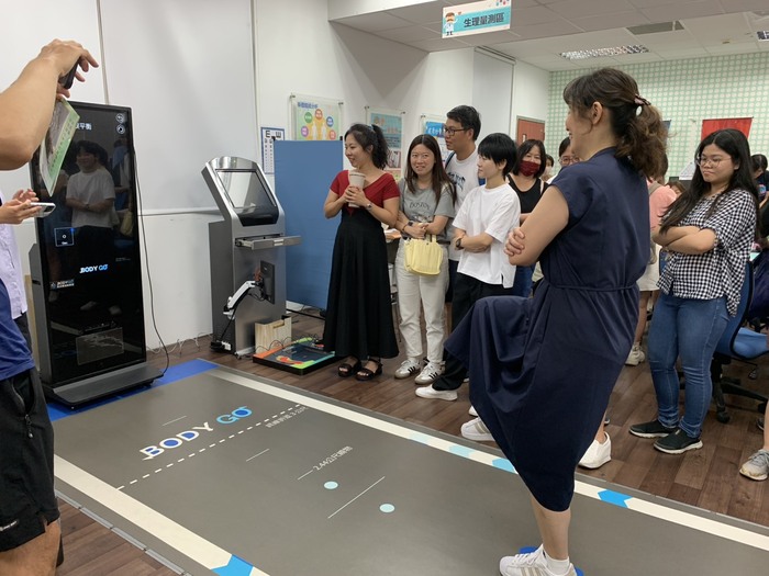 1140701中正國中參訪-新北市中正國中王如杏校長於亞東科大醫管系體驗科技體適能檢測系統