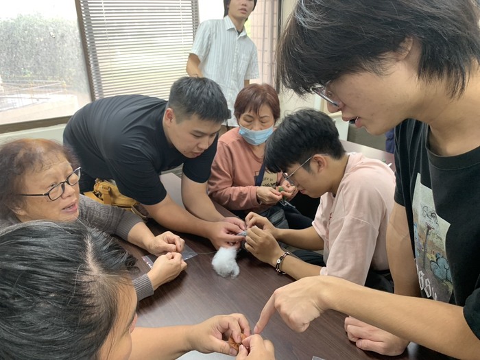 11411跨世代美學培育文化永續與在地關懷-亞東科大學生服務社區長者完成貓頭鷹手作圖片