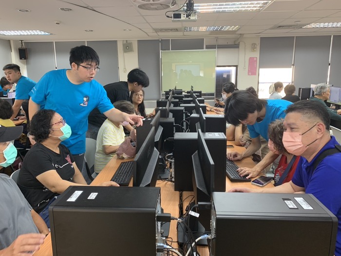 11411跨世代美學培育文化永續與在地關懷-亞東科大志工學生協助社區長輩學習應用軟體設計作品圖片