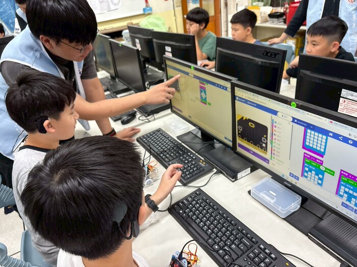 1150422廣福科學營-大哥哥很仔細的指導我們的程式設計