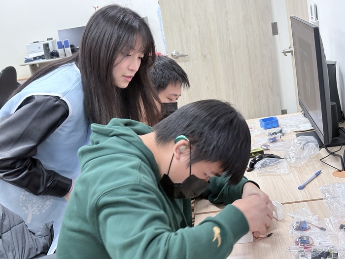 11501機器人教育科學營-科學的溫度：助教一對一細心指導