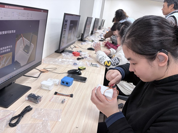 11501機器人教育科學營-專注時刻：學生組裝機器人零件