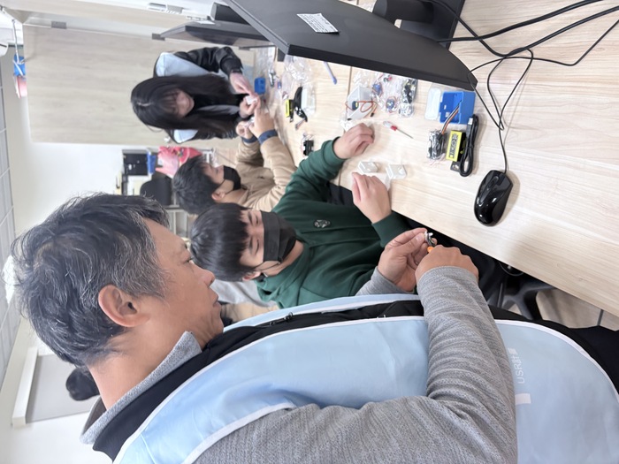 11501機器人教育科學營-擁抱挫折：老師引導解決突發的技術難題