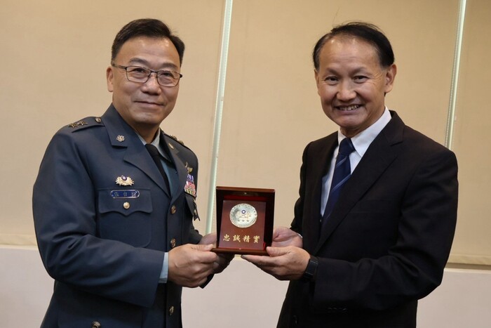 1151007國軍參訪交流-黃茂全校長與張台松中將互贈紀念品