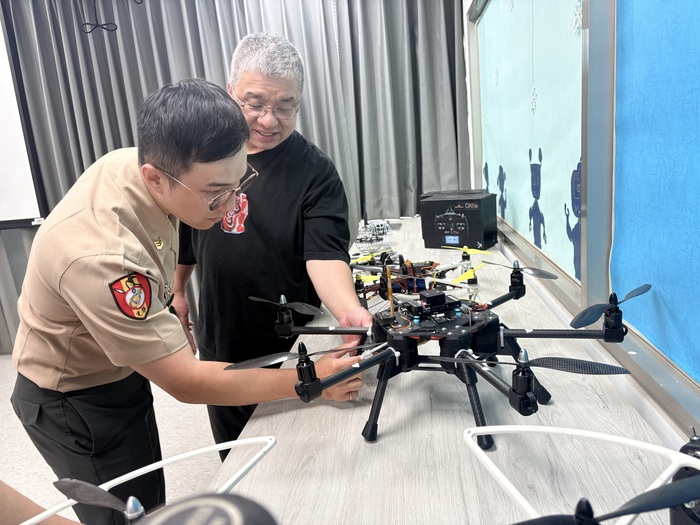 1151007國軍參訪交流-參觀亞東六軸無人1號機