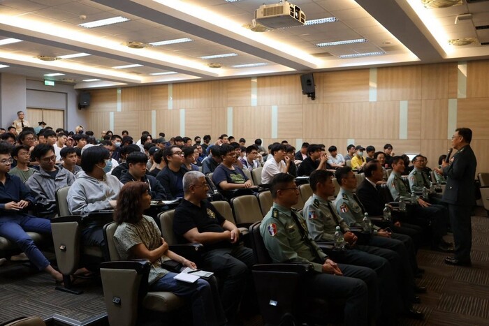 1151007國軍參訪交流-張台松中將與學生面對面座談