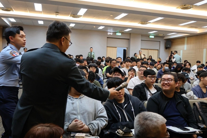 1151007國軍參訪交流-張台松中將與學生互動
