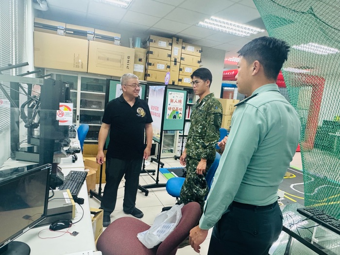 1151007國軍參訪交流-參觀亞東無人機骨架與配件製作