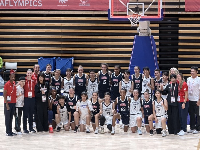 1141115~26夏季達福林匹克運動會-與各國選手交流合影圖片