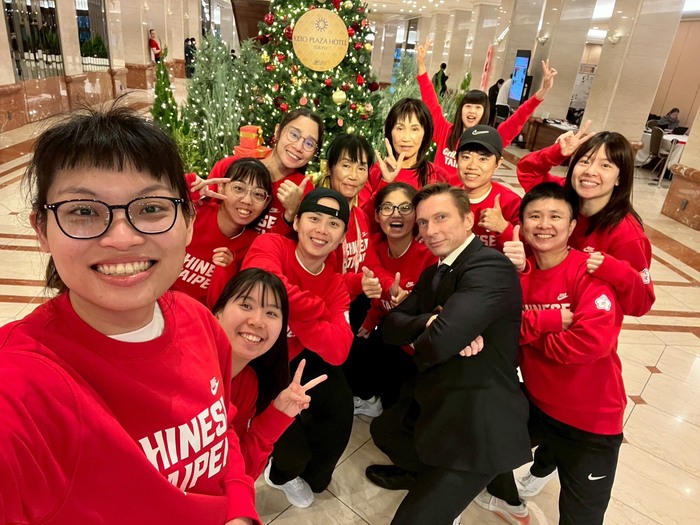 1141115~26夏季達福林匹克運動會-交流之餘與工作人員合影圖片