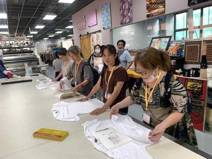 1140826遇見技職未來!-教師分組參與材料織品服裝系「膠織印染」實作體驗圖片