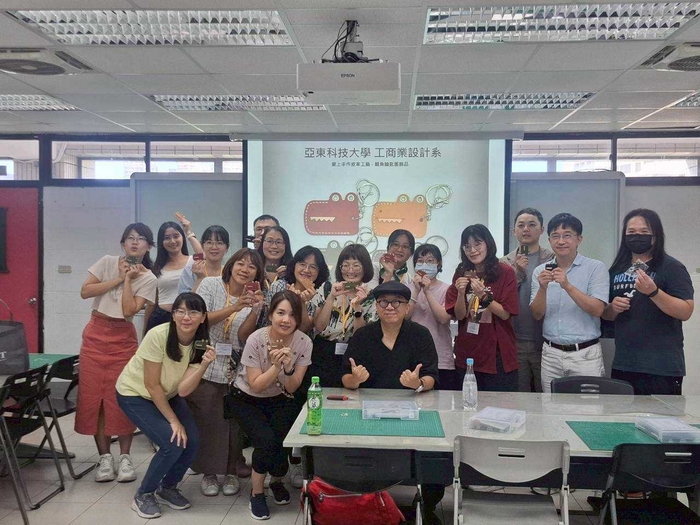 1140826遇見技職未來!-學員手舉成品與工商業設計系陳俊豪老師合照圖片