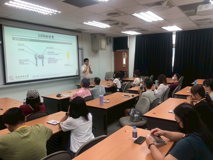 1140826遇見技職未來!-電機工程系陳盈佐老師教授學員製作書本燈原理圖片