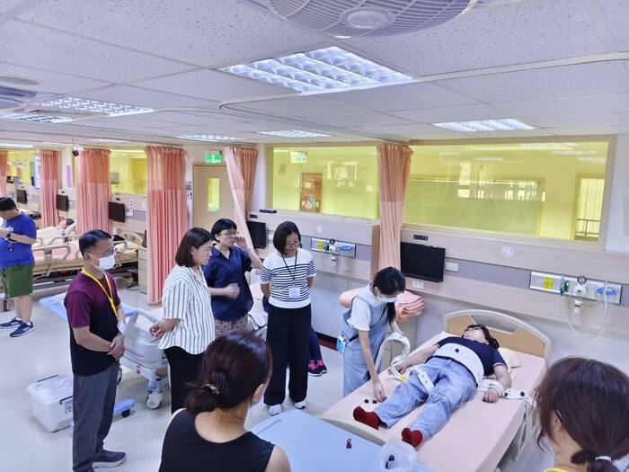 1140826遇見技職未來!-護理系曾建寧老師指導學員體驗束縛及被束縛技巧圖片