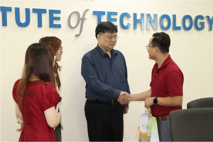 本校全球事務長李明亮博士於疫情嚴重之際特專程拜訪越南SaigonTech