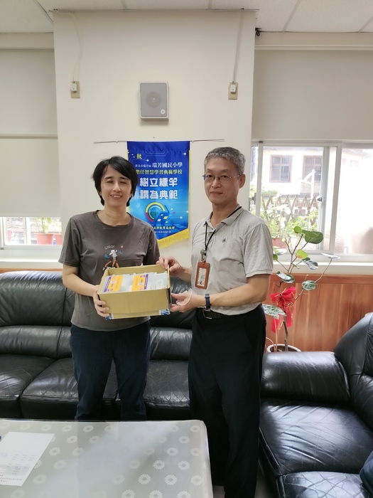 1140702「增進偏遠地區國小學生AI程式能力之教學服務學習」-本校曾騰輝教師拜訪瑞芳國小並致贈小栗方學習機圖片