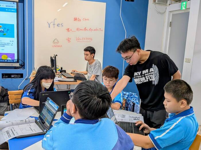 1141114「增進偏遠地區國小學生AI程式能力之教學服務學習」-服務團隊耐心教導國小學童程式圖片