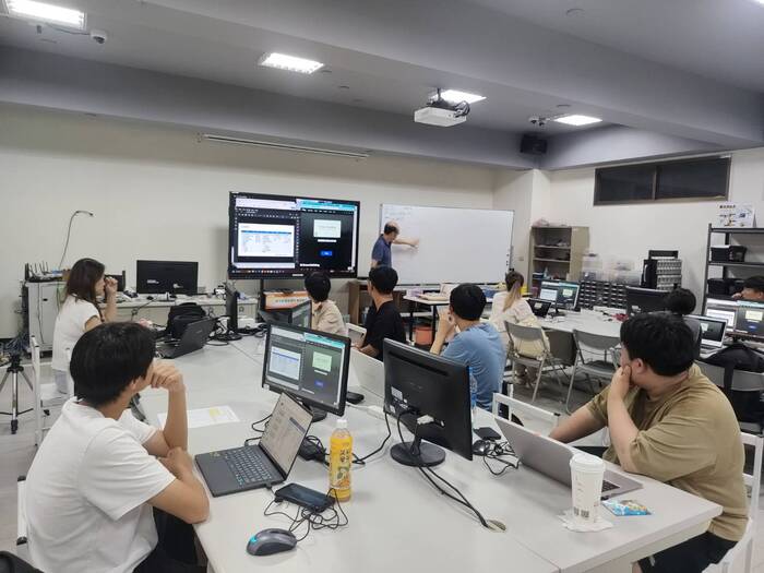 1141019「增進偏遠地區國小學生AI程式能力之教學服務學習」-台師大丁玉良教師團隊與本校通訊系服務學生進行培訓圖片