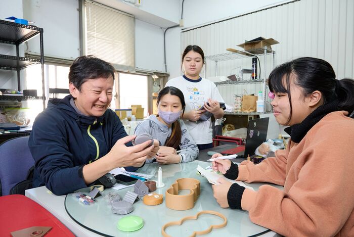 亞東科大校內建置16間證照與11間國家考場，每年證照獎勵超過1200張，保持30%學生取得專業證照的比例。圖為工商業設計系專題指導情形。