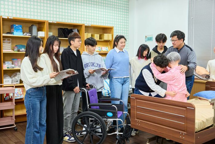 亞東科大結合遠東集團資源設立健康照護技術與應用研發中心，透過一系一特色實驗室打造研發搖籃，連結產業與實務教學培育未來人才。圖為醫務管理系學生的長照實作模擬。