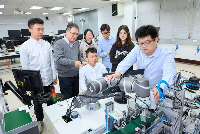 電機工程系打造高階PLC智能產線實驗室，因應半導體與AI產業發展，透過VR、AR互動裝置與機械手臂開發人臉物件辨識，設計智慧型超市系統。