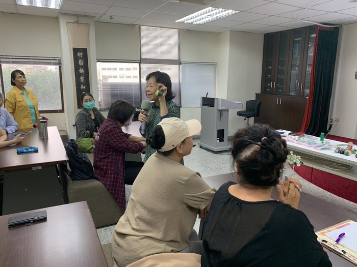 1141105「游於藝-跨世代美學培育」_朱麗杏老師老師悉心指導社區居民貓頭鷹手作圖片