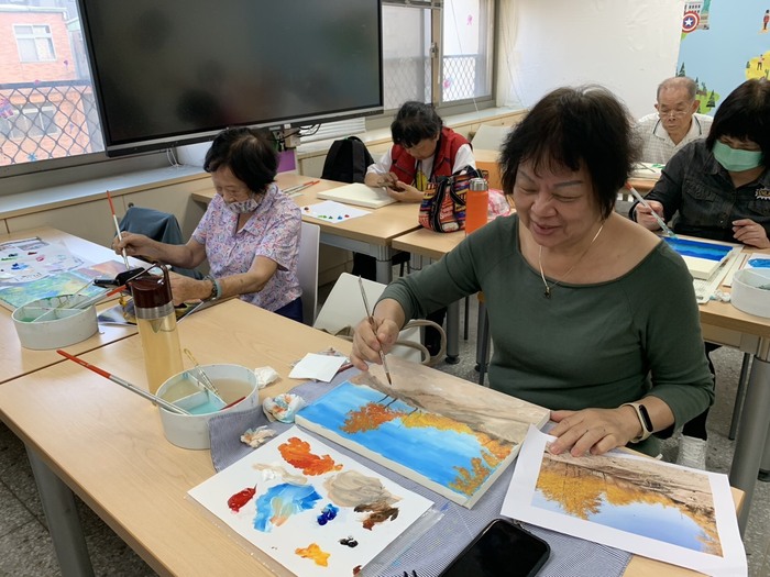 1141107「游於藝-跨世代美學培育」_吸引社區居民樂在彩繪藝術中圖片