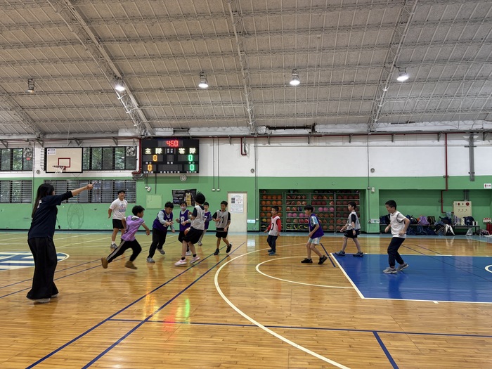 1141029USR攜手廣福國小籃球營-我們都很賣力的跑全場喔！圖片