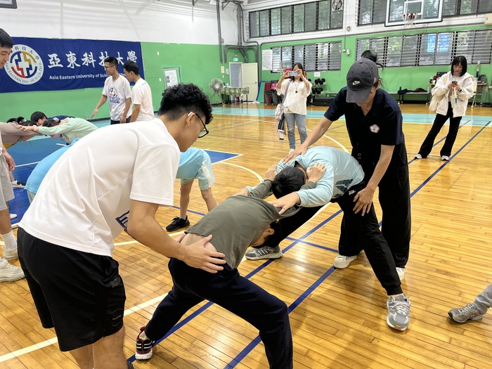 1141029USR攜手廣福國小籃球營-我們互相幫忙拉拉筋圖片