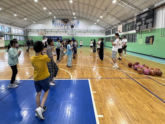 1141029USR攜手廣福國小籃球營-一起暖身操動一動圖片