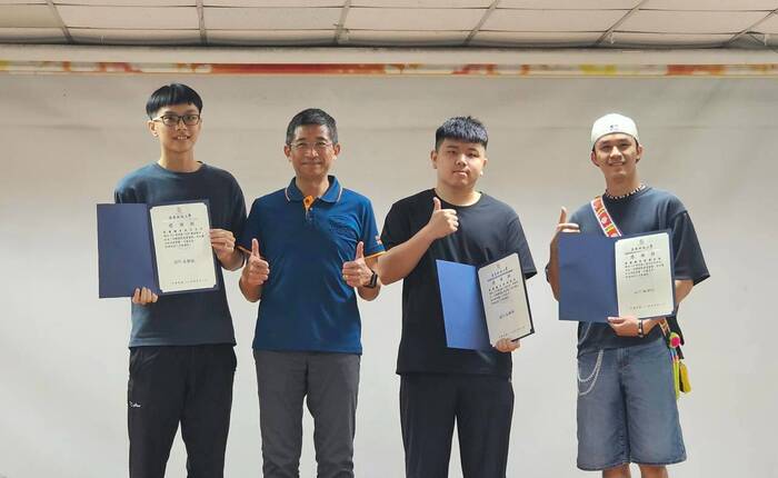 1150908「換你上場－2026全校社團幹部交接典禮」-頒發卸任會長、社長感謝狀，感謝幹部過去一年投入社團事務與活動推動