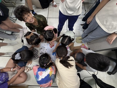 【USR】亞東科技大學辦理弱勢學生科學營：「遊戲中學習，創新中培育：弱勢學生科學營的仿生機器蜘蛛樂趣多！」圖片