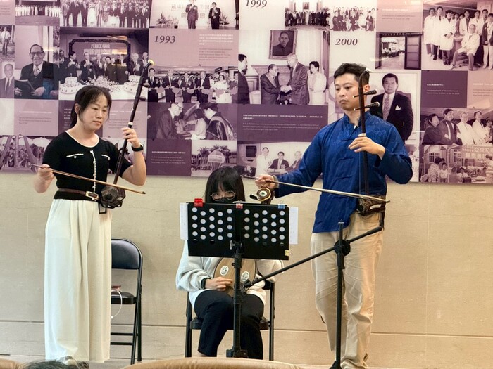 1150512亞東音樂節-宮羽國樂社老師及學長的帶領下，展現精湛樂器演奏技巧