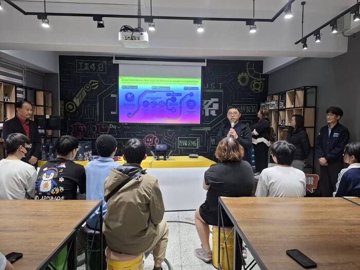 1150328行前培訓課程-新北市政府教育局技職教育科方祥州股長鼓勵學生並感謝亞東提供場地與師資