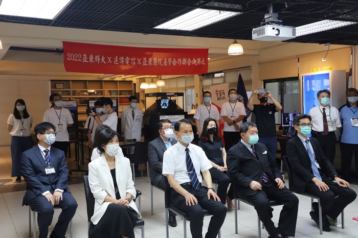 成果展1-2022亞東科技大學畢業典禮暨產學合作應用成果展-培育應用開發優質人才。照片第一排由左至右分別為遠傳總經理井琪、亞東科技大學校長黃茂全、遠東集團董事長徐旭東、亞東紀念醫院院長邱冠明。