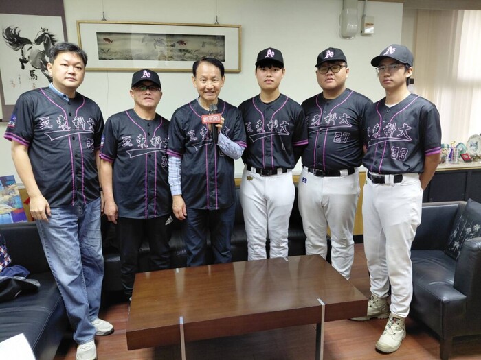 1150209亞東科大棒球隊採訪_亞東科大校長黃茂全博士對於自家學校的子弟兵們無限支持，並將該校球衣穿在身上侃侃而談對於棒球隊的支持。(影像由記者郭晉嘉拍攝)。