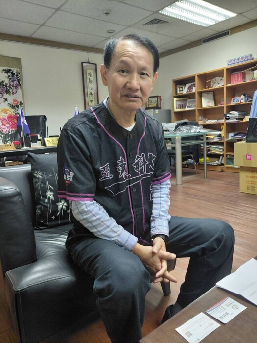 1150209亞東科大棒球隊採訪_黃茂全校長受訪時說：該校畢業球員持續活躍，並加入乙組球隊或自組隊參賽，不少已任企業主管或創業開公司，展現棒球培養的紀律與領導力。(影像由記者郭晉嘉拍攝)。
